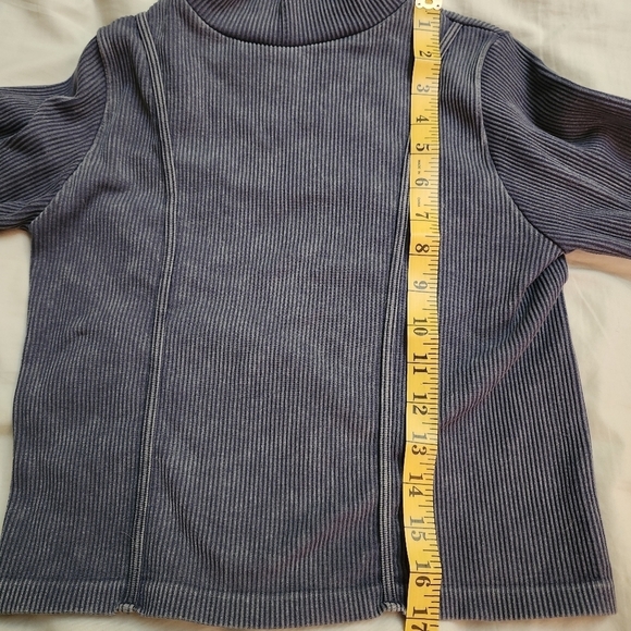 Hunter and Brown, Long Sleeved, "Denim Look," Turtle Neck, Crop Top Size Medium - Picture 5 of 12